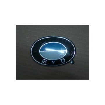 Фирменный знак на решетке радиатора BYD F3