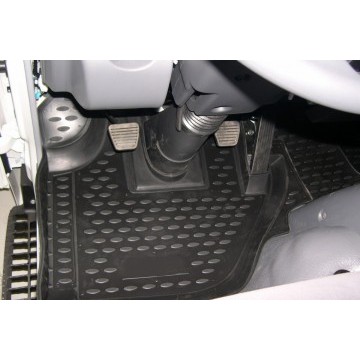Коврики в салон ISUZU NLR85 (NMR85), 2 части (борт, чёрные, полиуретан);